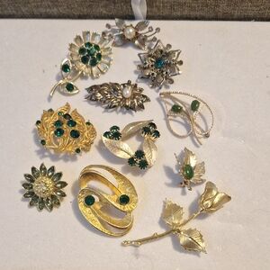 Elegant Gold and Green Brooch Lot